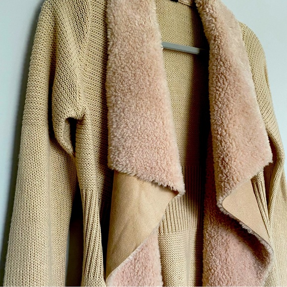 Neutral knitted cardigan with fake fur collar - Picture 1 of 7